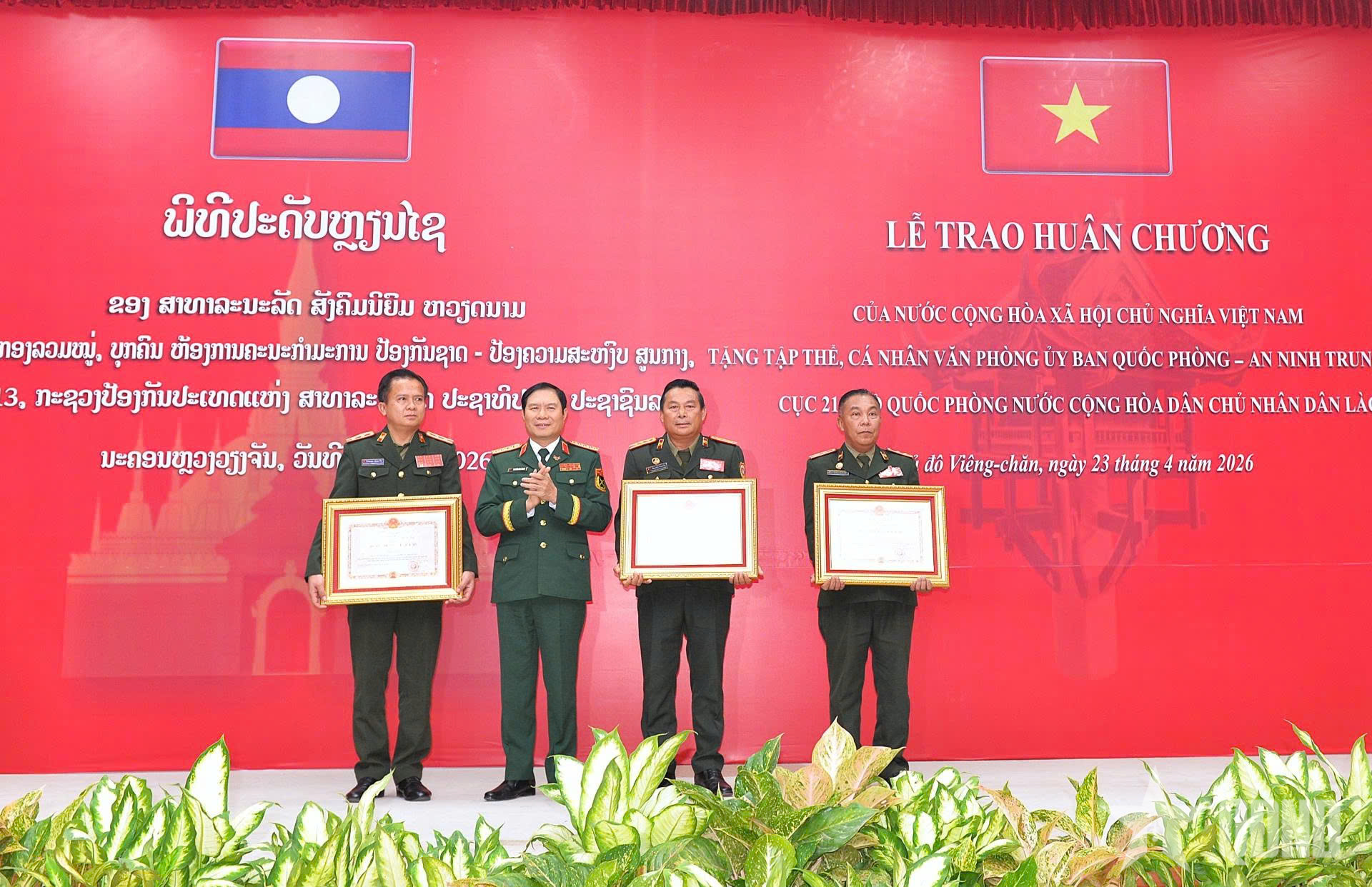 Đại tướng Nguyễn Tân Cương dự lễ trao Huân chương của Nhà nước Việt Nam tặng tập thể và cá nhân thuộc Bộ Quốc phòng Lào